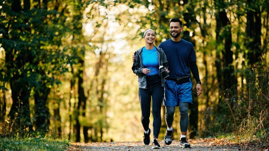 Yürüyüş yaparken yakılan kaloriyi artırmanın 5 yolu! Kilo verme sürecini hızlandıran hileler 3